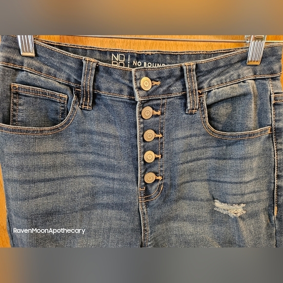 No Boundaries Button Up Jeans 7 - Picture 3 of 9